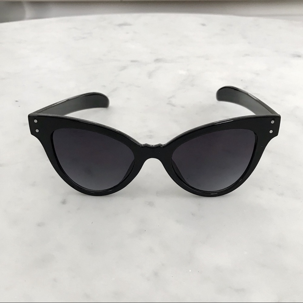 Retro Black Cat-Eye 90’s Vintage-Style Sunglasses